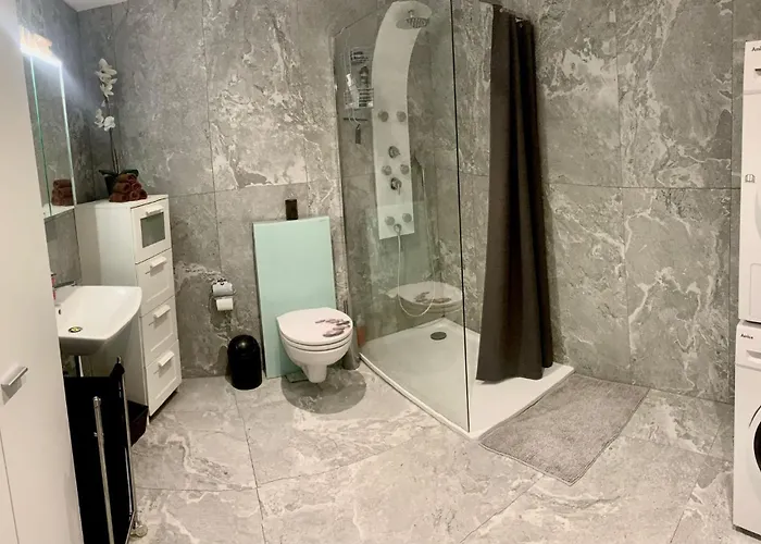 Beautiful In Bern With Parking, Massage & Meetingroom Available 아파트 *